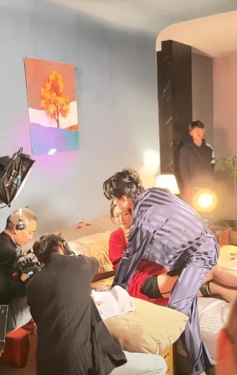 一位制片人说：“现在95%的短剧都是AI制作，横店等很多摄影棚都空着，演员没有戏