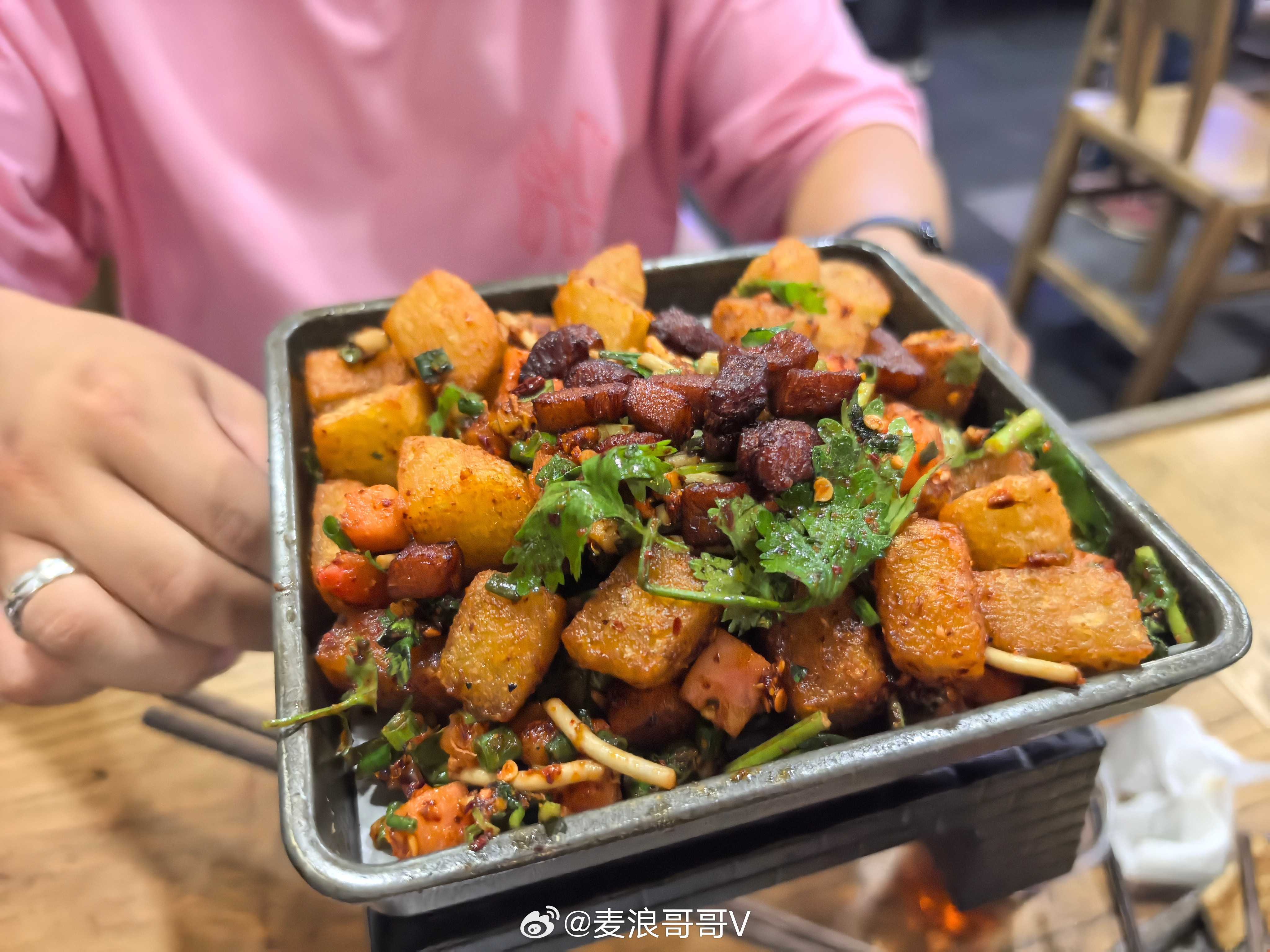 昨晚上尝了一下贵阳这边的特色酸汤牛肉锅酸酸的还挺好吃这家涮的蔬菜都是自助随便