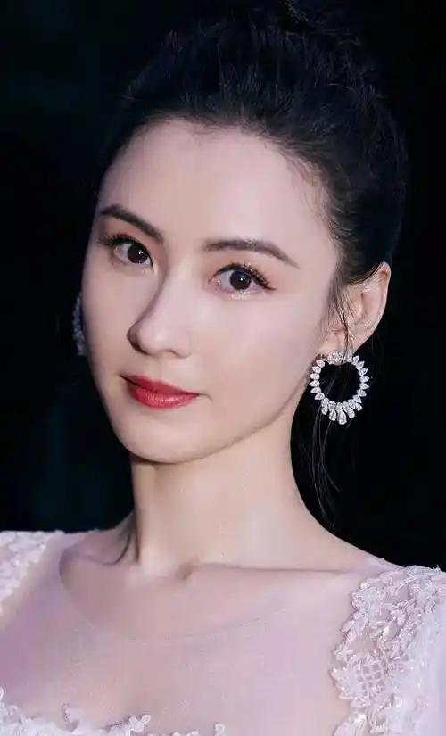张柏芝，要不咱换个赛道试试吧。你看人家当妈当得多绝！大儿子谢振轩被剑桥大