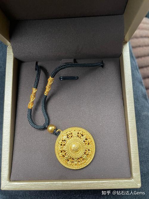 黄金还会涨吗？这问题让无数投资者纠结。年初金价冲至5500美元巅峰，之后又跌破4