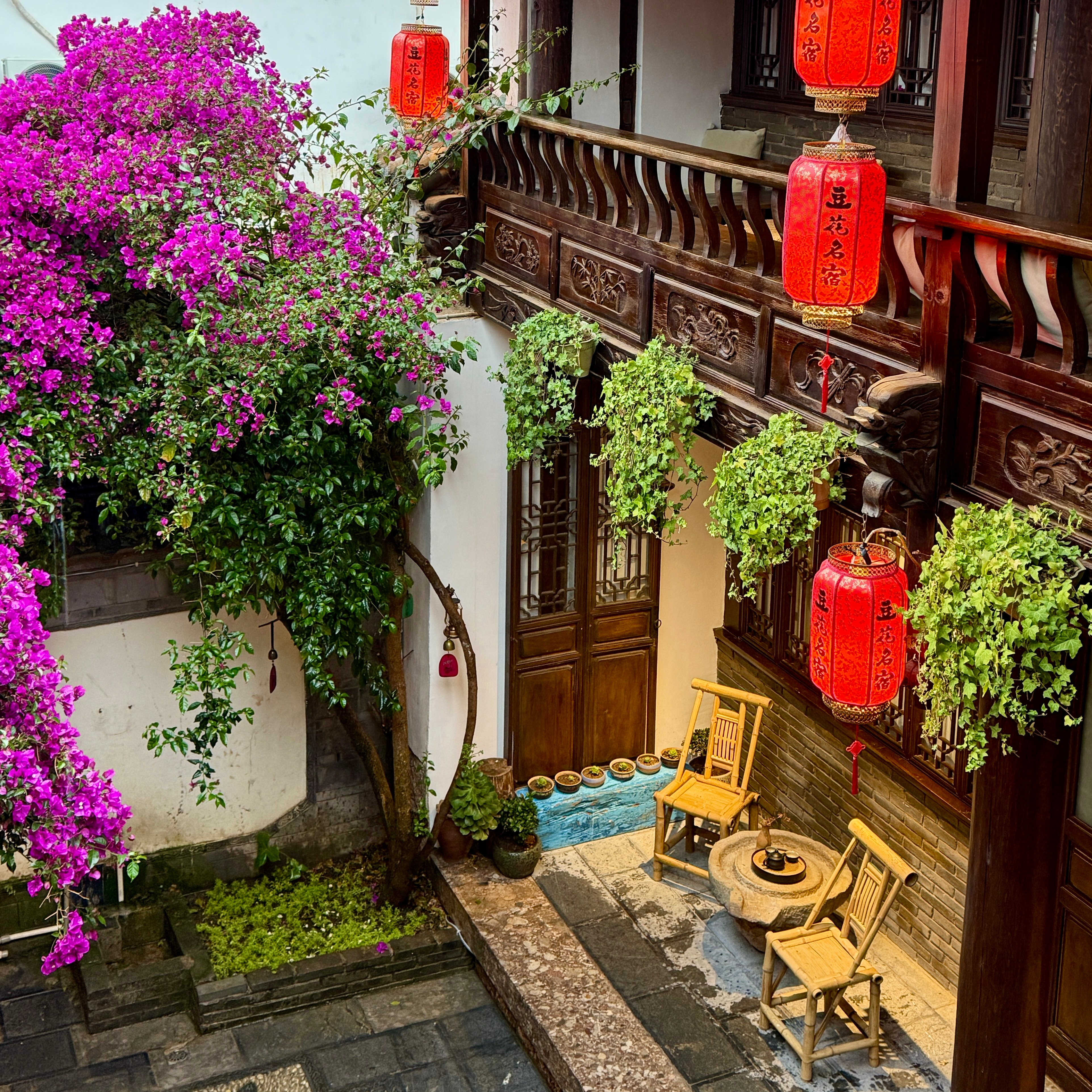 丽江5天4晚纯玩行程（1600元/人）第一天：抵达丽江·慢游古城行程：接机→入住