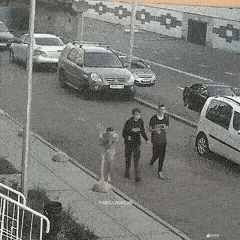 想在美女面前耍帅结果悲剧了[捂脸哭]