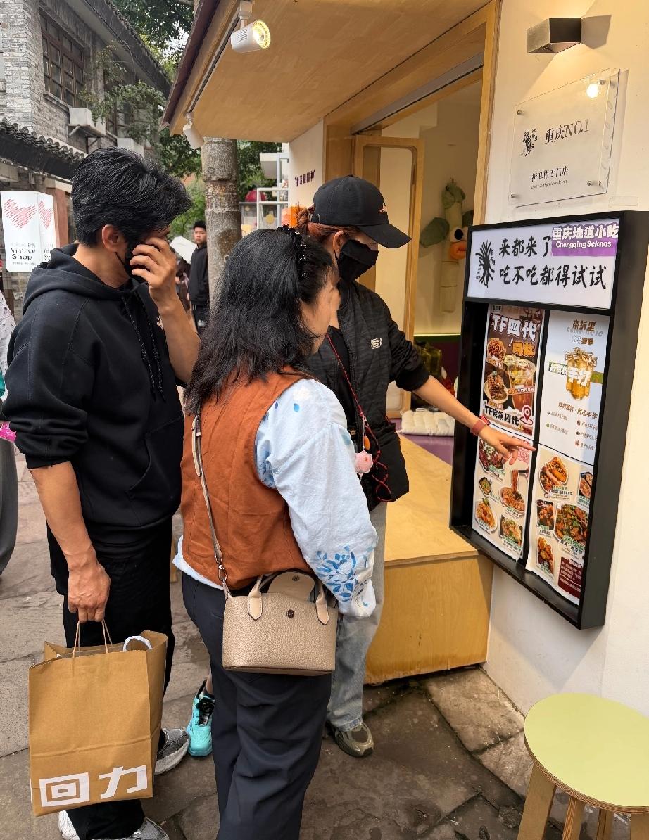 蔡少芬张晋清明节回老家重庆，4月7日还有网友在重庆偶遇他们夫妻俩，张晋还带上了六