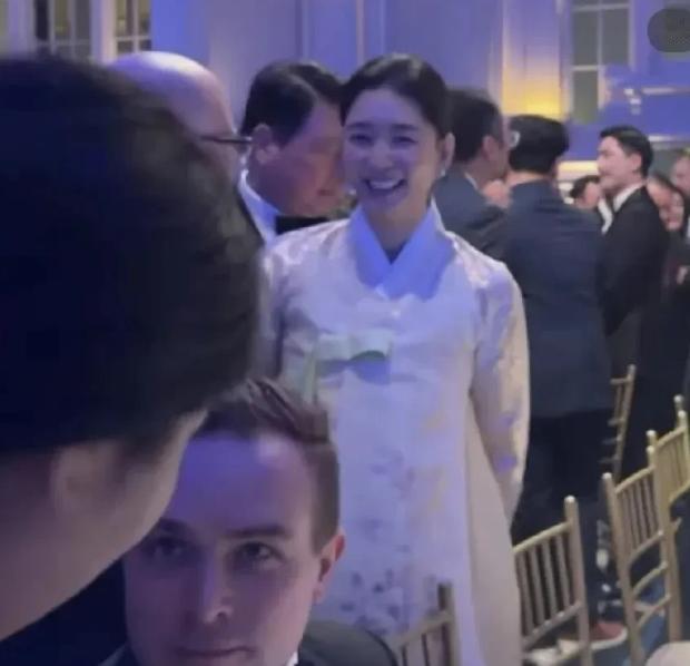 前两天纽约这场高端商务活动，真的看呆了不少人。SK会长崔泰源带着伴侣，传说中