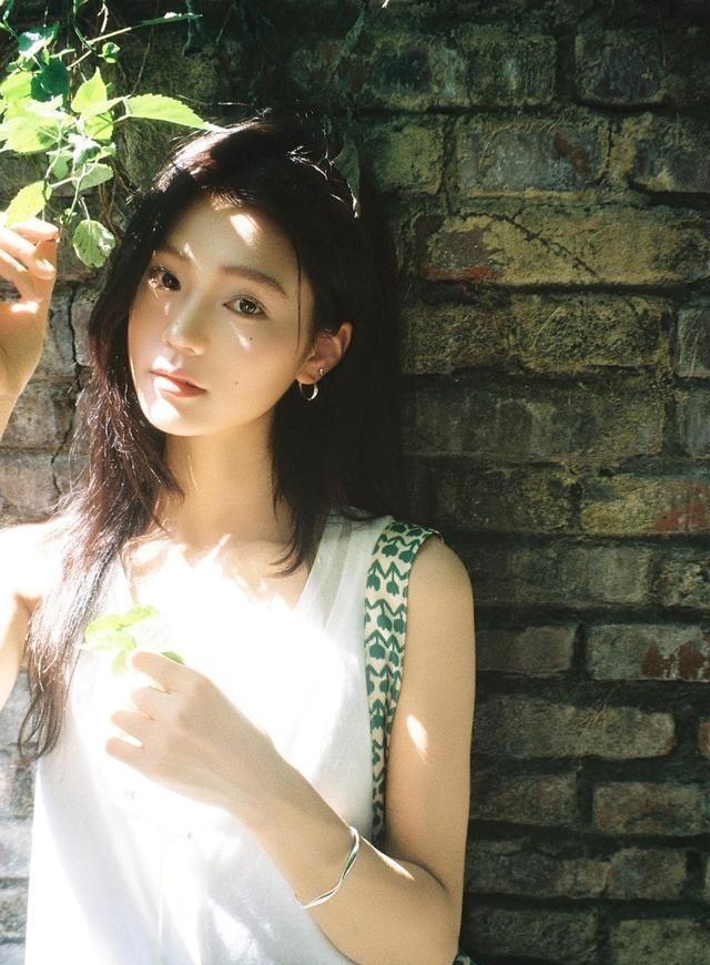 穿什么服装拍照能有高级感：从服装搭配到环境构图，拍出老城人像的松弛氛围一张有质