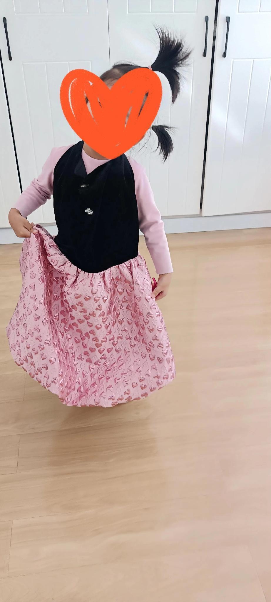 我女儿女婿决定，以后再也不带孩子去参加婚礼啦！我家大宝最近连续参加了三次婚礼