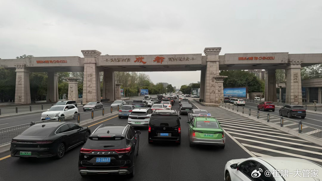 成都双流机场进的现在六条城区的唯一通道。之前收费的时候骂收费，现在改不收费了，就