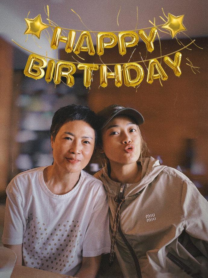 容祖儿发文为妈妈庆生容祖儿祝妈妈生日快乐容祖儿发文为妈妈庆生，和妈妈的互动照片超