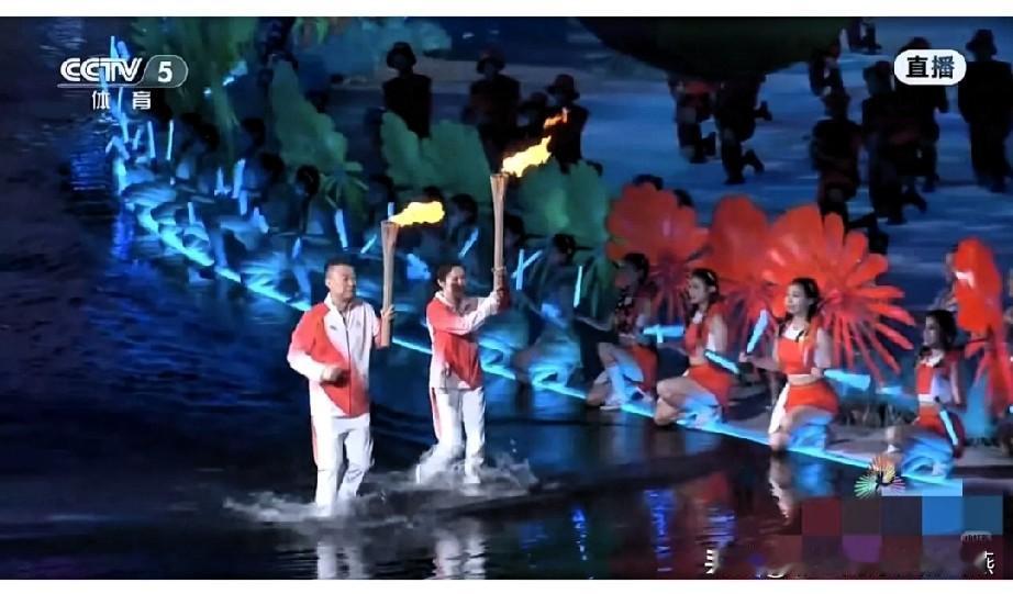 马琳举着火炬，在水里奔跑着，看着太让人心疼了！非常不解这样的设计，运动员跑