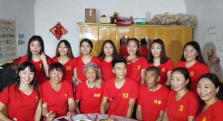 在山西吕梁的一个小乡村里，有一对普通的农民夫妻，丈夫高海贵和妻子李玉珍，一辈子都