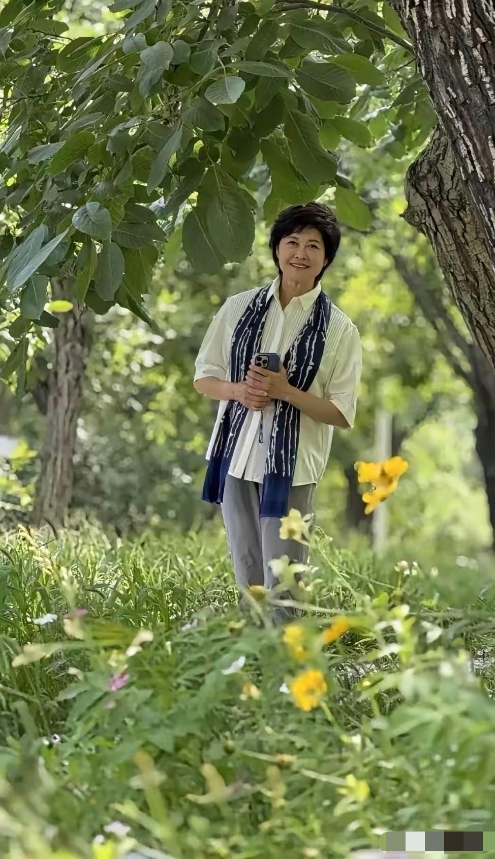 人生多唏嘘，她才71岁，那个浑身书卷气的女主持人敬一丹这么早就离开了。她从央