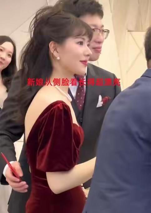 真的被这场婚礼狠狠破防！比起奢华排场，新郎这个下意识动作才是顶级浪漫。新娘