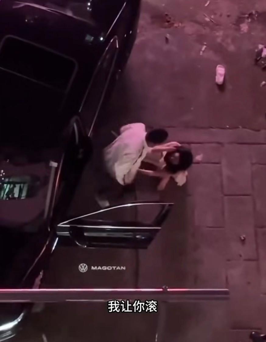 街边的一幕，从双方的反复撕扯中，我们大概知道了事情的始末。好像是说开车的男子离