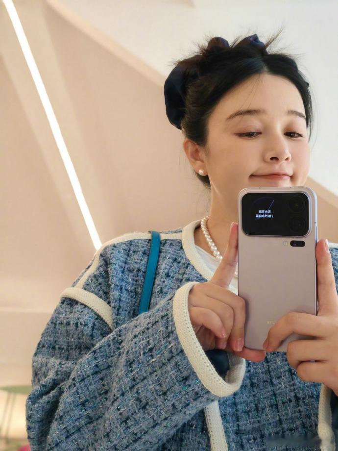 阚清子气色红润、笑容明媚，孕晚期的状态太好了，准妈妈脸上的幸福快藏不住咯