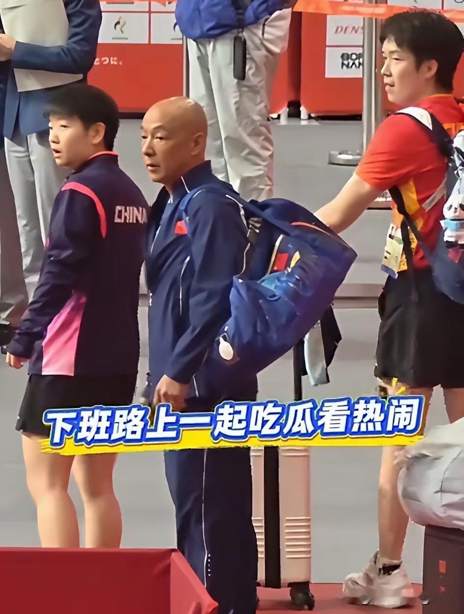 莎头赢了比赛退场途中还不忘“吃瓜”，看到肖爹也是一起吃瓜看热闹呢，这一幕也是太有