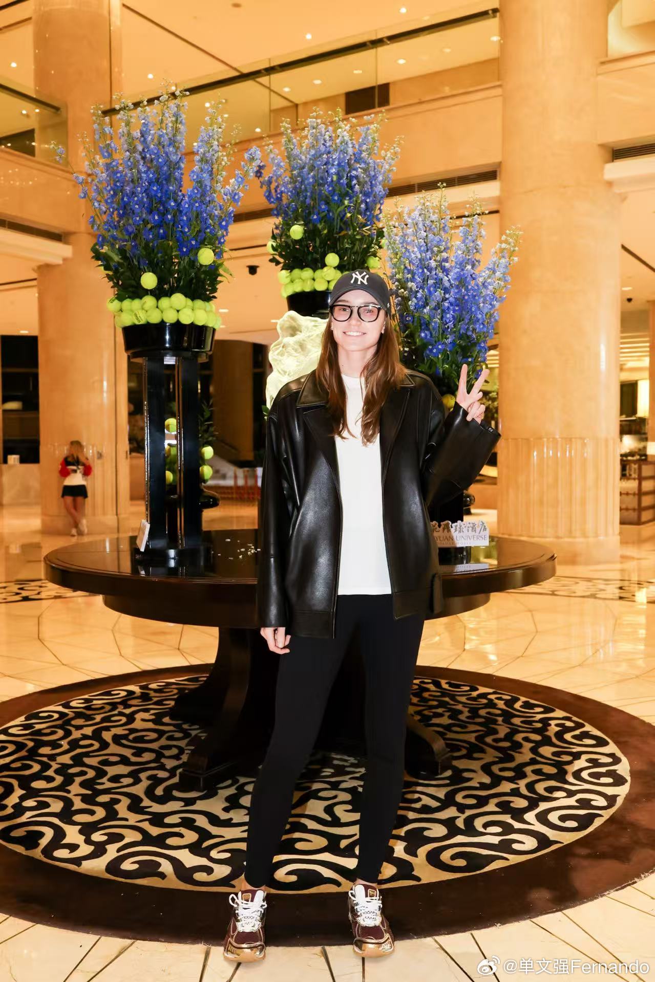 世界第一莱巴金娜抵达宁波莱巴金娜✌🏻剪刀手Lena在宁波🇨🇳酒店和大家打