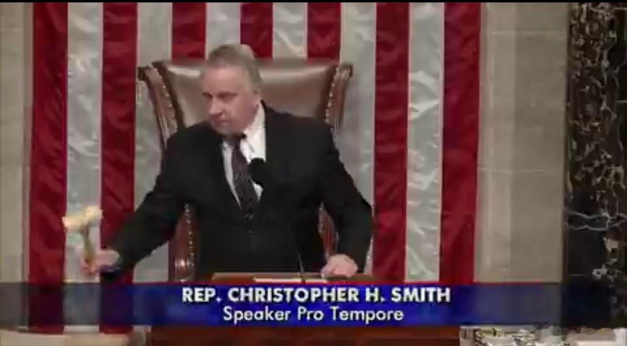 🚨美国众议院突发惊人一幕：共和党主持人在短短几分钟内直接终止会议，阻止民主党