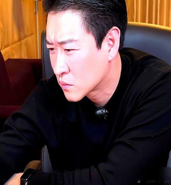 曹云金凌晨直播，端着冷水感谢郭德纲。眼眶泛红，声音发哑。他说："无论师傅认不认，