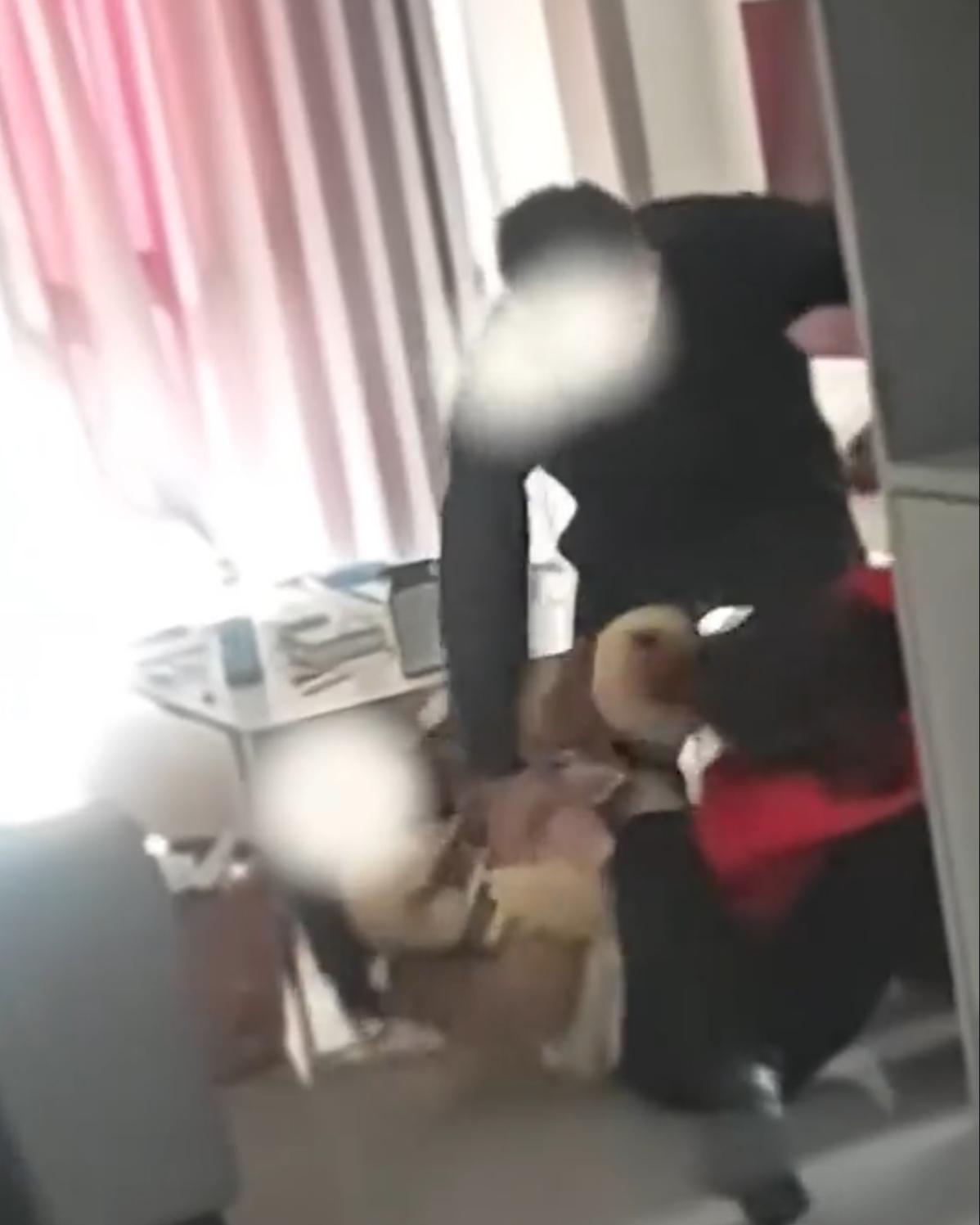 四川一女子发现丈夫出轨，摇来了5个亲属捉奸。专门准备了4根木棒和2条马鞭，将她丈