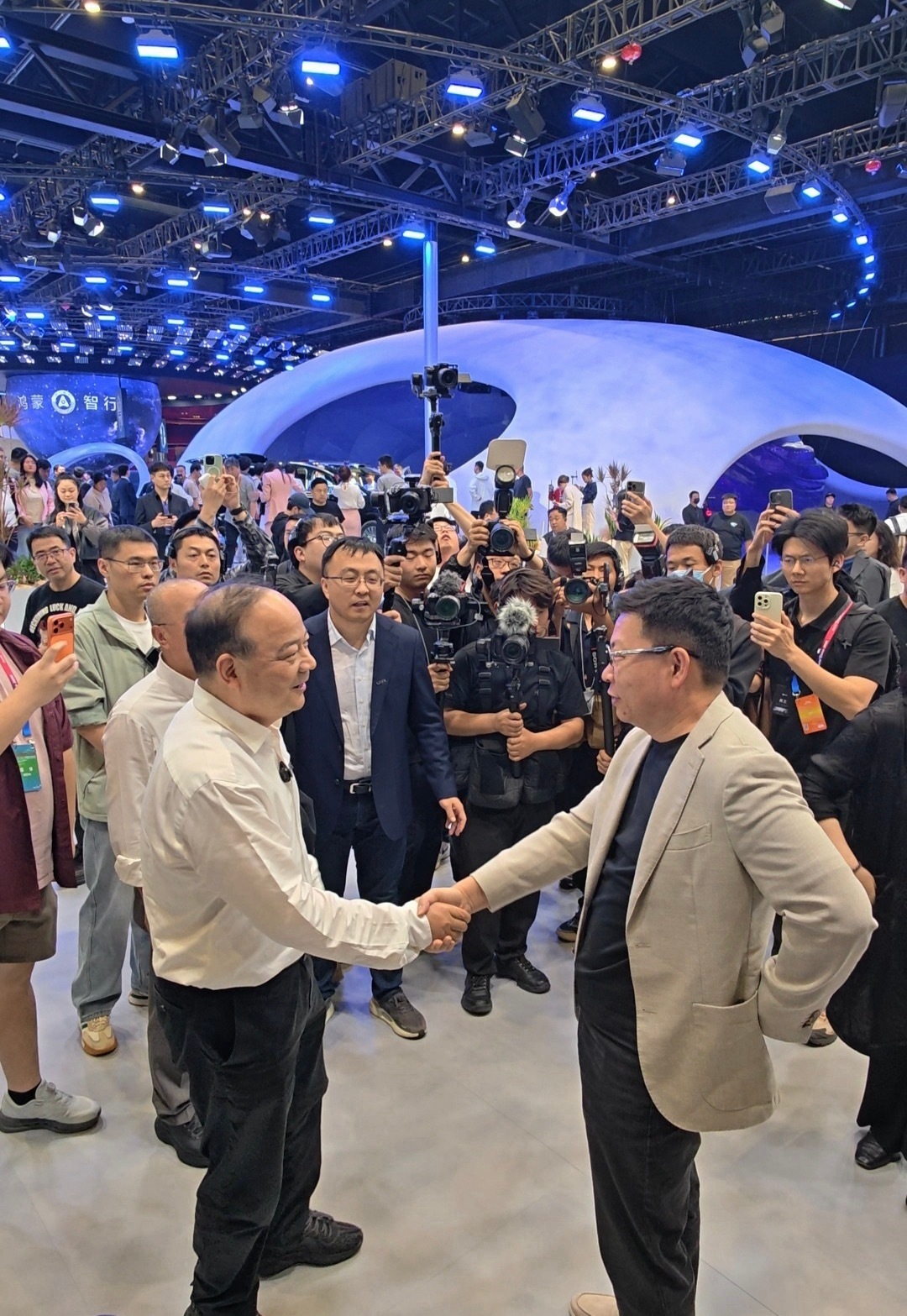 张雪声援余承东完了，虽然我没有余总的命，但是确实有余总的病！但人家是前段时间受伤