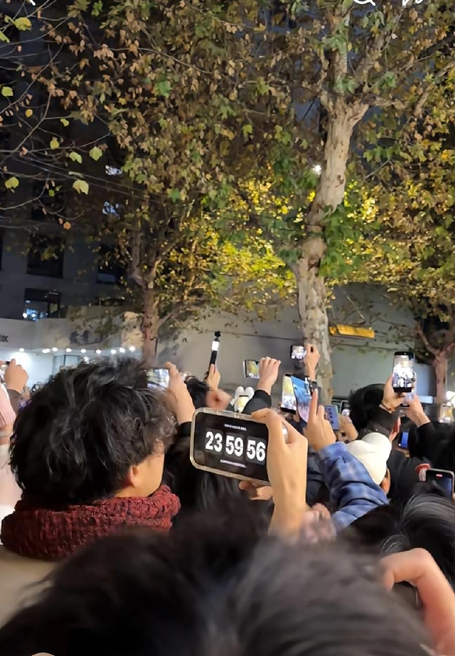 杭州湖滨的这次跨年，被网友形容:“要有多尴尬就有多尴尬，咱也不知道这么多人举着手