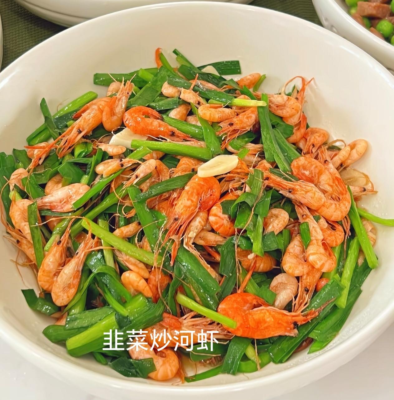 连日酷暑难耐，中午和老公一起下厨做饭，忙得满身大汗。打开空调，享用我们亲手做