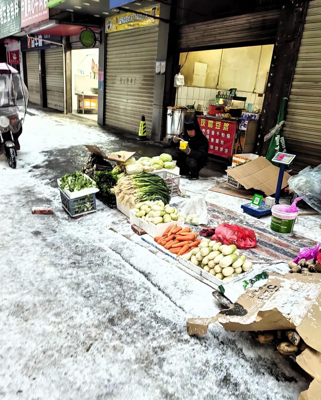不敢想象，今天的武汉，-4℃的低温，竟还有小贩露天摆摊卖菜他们缩着脖子、跺