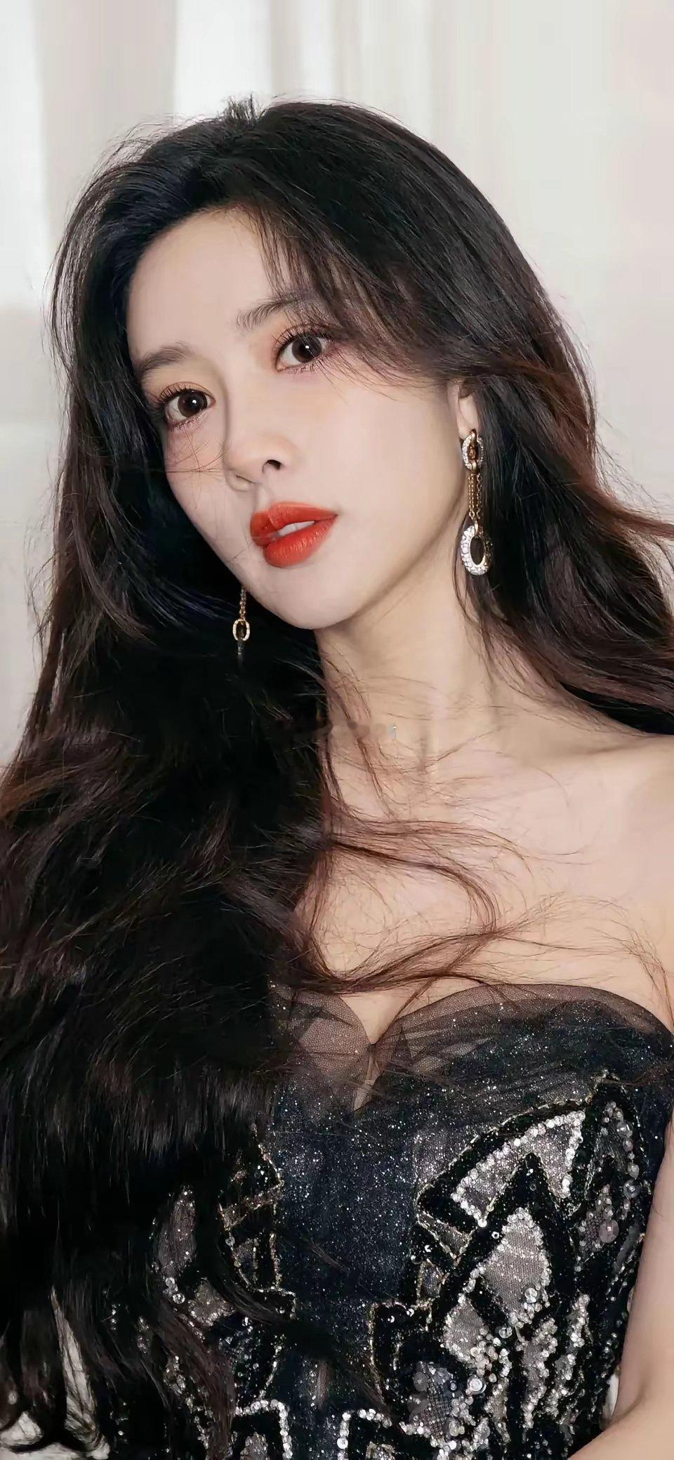 李昀锐与孟子义的恋情，在圈内已是心照不宣的明牌，只是二人始终选择对外不官宣，坚守