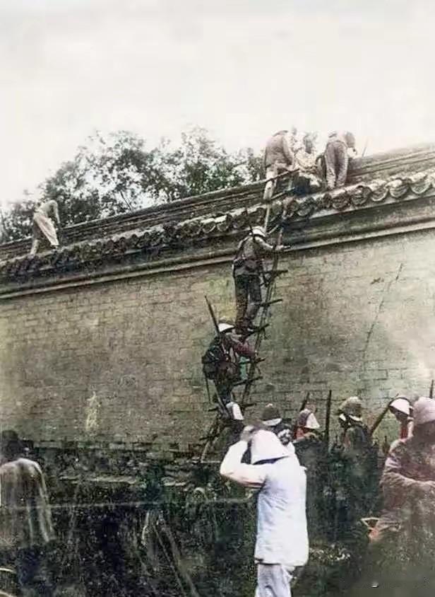 这应该是八国联军侵略我们时的画面，看这高大的墙，就是我们的古典建筑，这些侵略者通