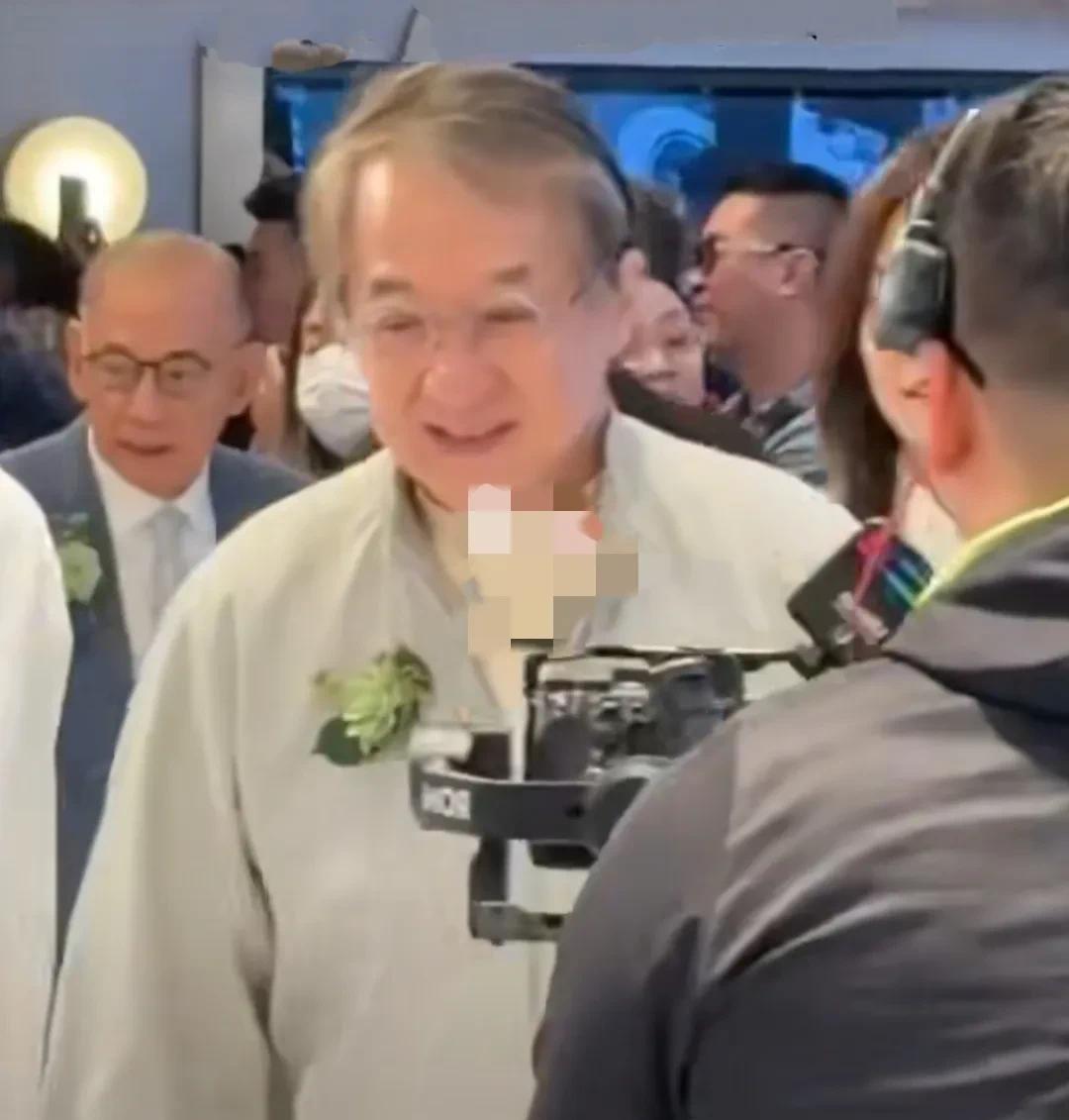 成龙现身与友人聚餐，杨受成在身后像个小跟班。近日，成龙大哥约友人一起聚餐吃饭，7