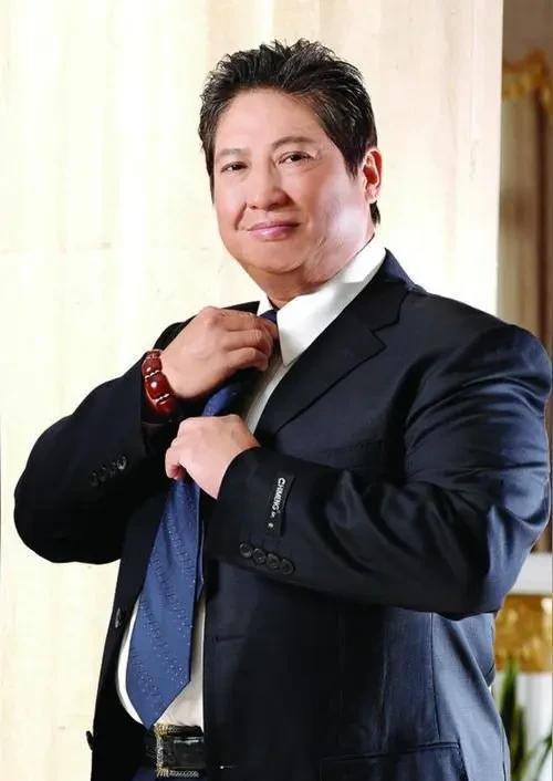 主持人问洪金宝:“你这么胖，是不是身体代谢的问题？”洪金宝说:“我的胖是吃出来的