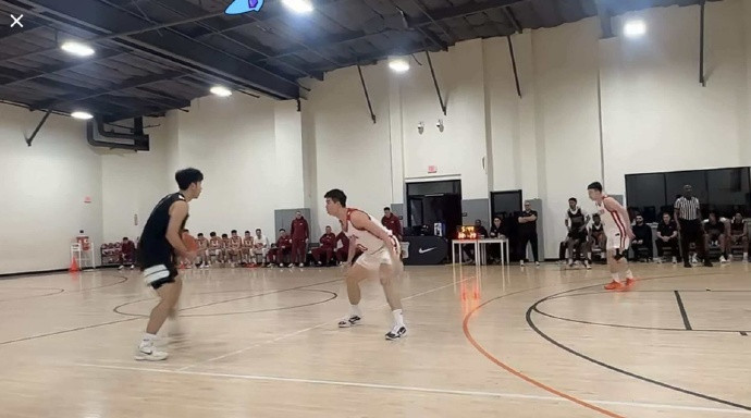 这场球把张懿赵杰的问题暴露的一览无余。。。。。。进攻只会打定点，持球进攻几乎等于