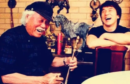 2001年，成龙父亲病重，他将成龙叫到身边说：“其实你不叫陈港生，我们是唐朝宰相