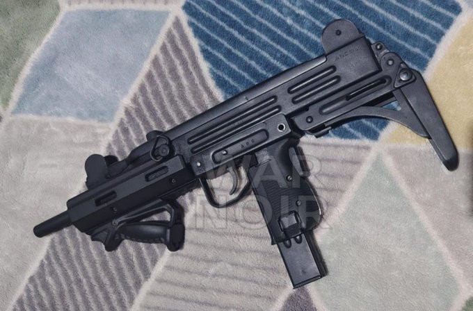 每天认识一件兵器叙利亚HTS政权军手里的一把FNHerstal“UZI”冲锋