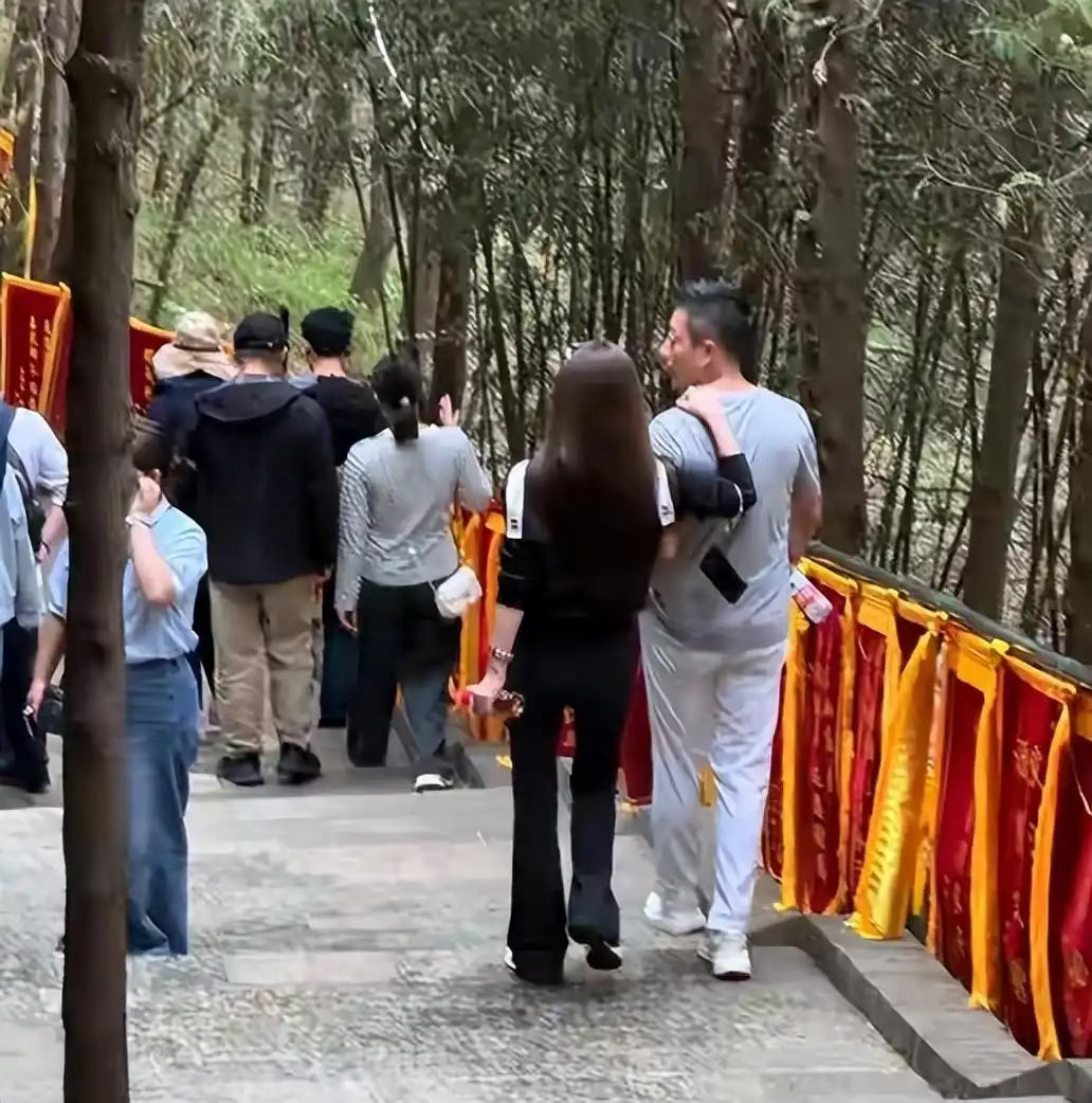 汪小菲携马筱梅北京商场逛街路透曝光。马筱梅大地色短裙+长靴，被夸法式松弛氛围感。早前二人带娃逛红螺寺