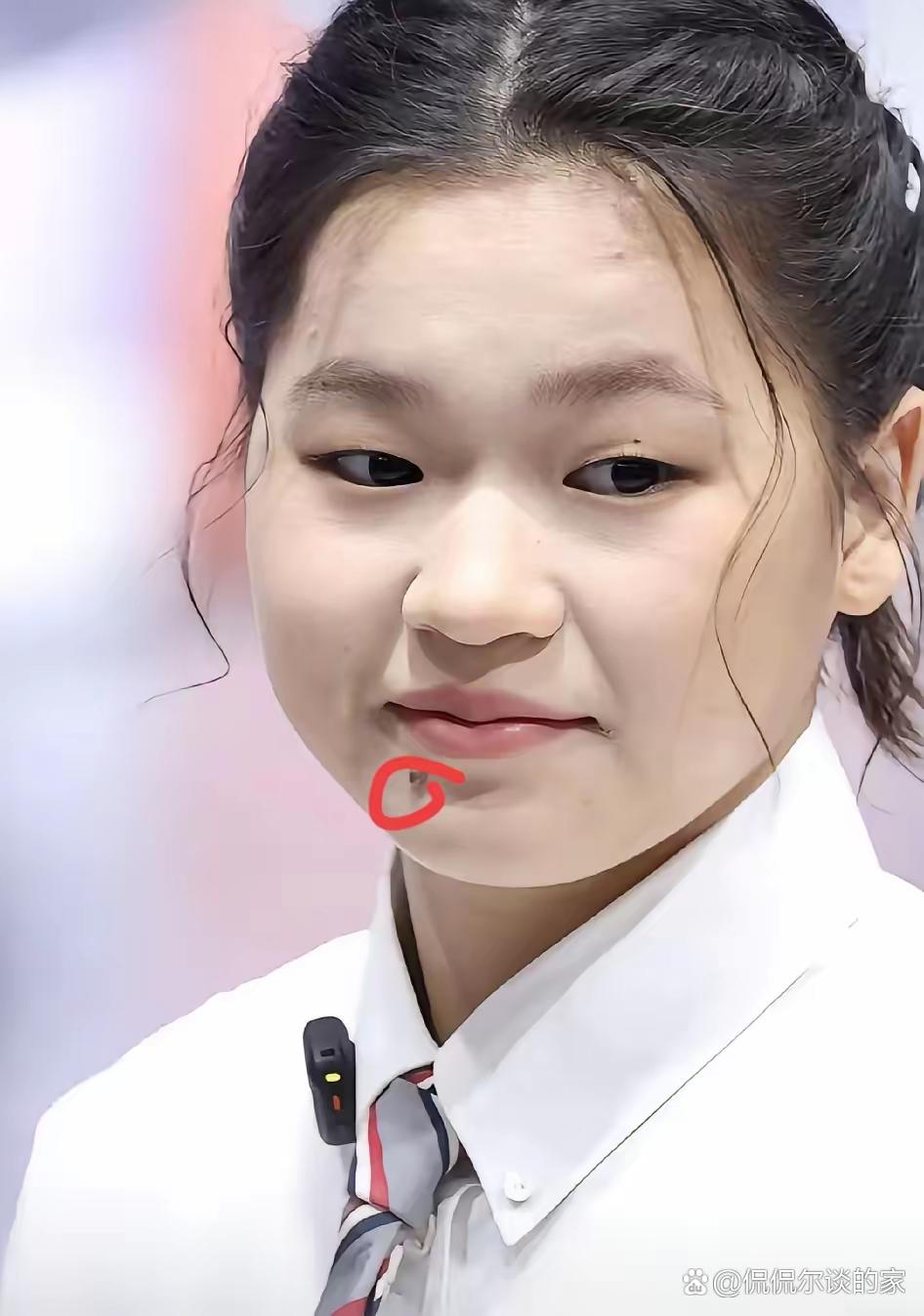 全红婵这个人你根本不能细看细看你会发现她下巴上的那颗痣是非常有福气的