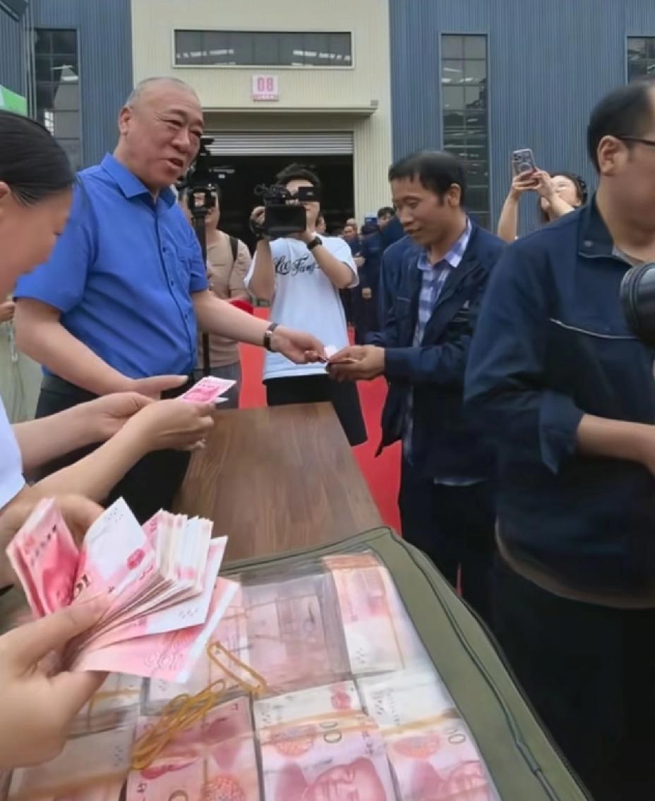 河南两家知名企业，到底为什么挣钱？1.胖东来：2025年销售额235.31