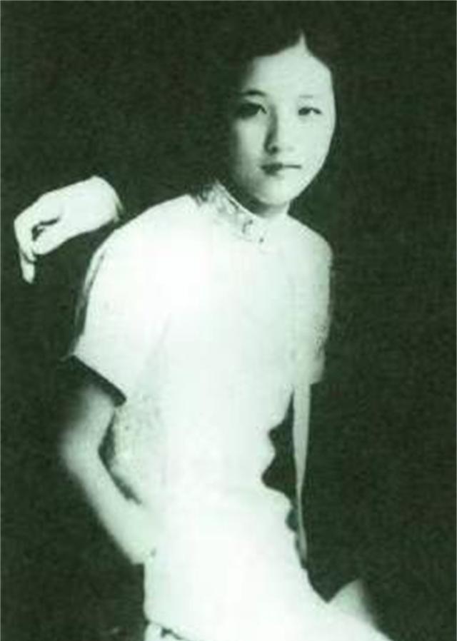 1938年7月，17岁的郭翼青嫁给了56岁的程潜。新婚夜，郭翼青羞答答的说：“你