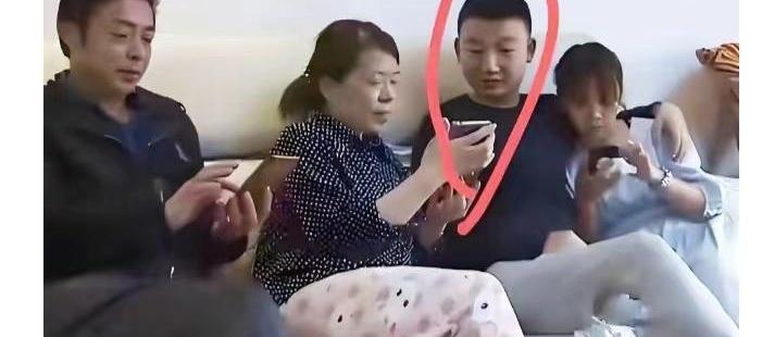 儿媳在公婆面前，到底敢不敢跟老公腻歪？以前熊磊在许敏、姚师兵面前，还真没太拘着。