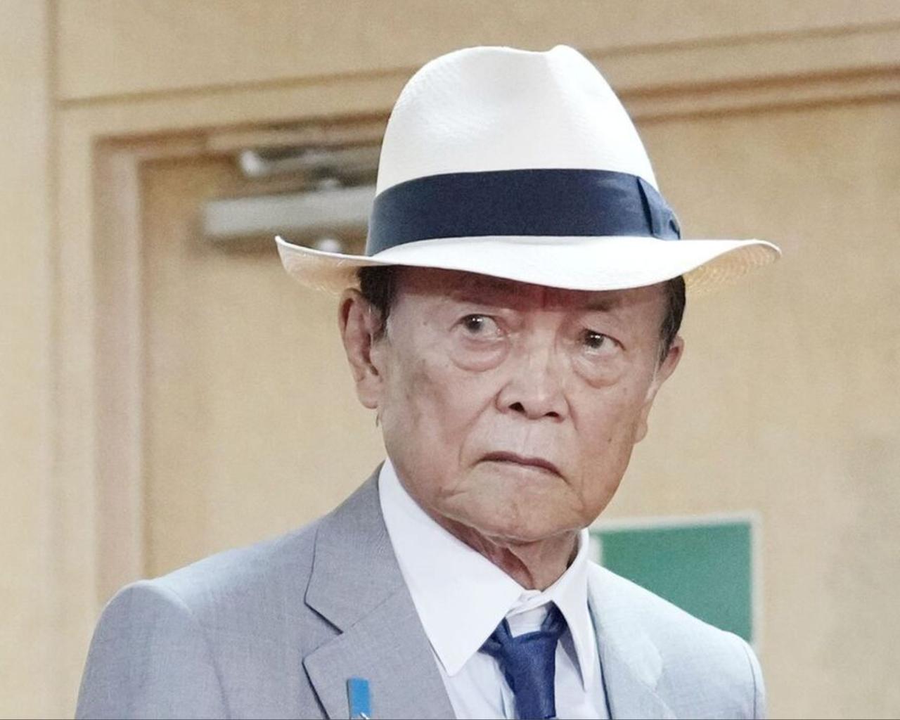 【日媒分析麻生太郎退出政界还剩最后一个条件。】8月25日，综合每日新潮编辑部（新