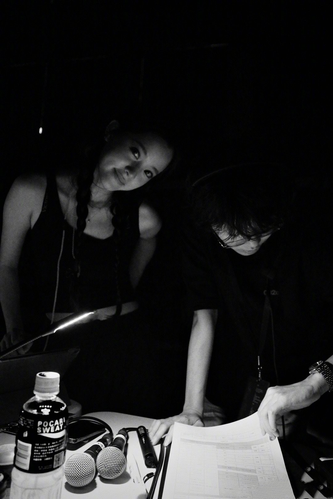 欧阳娜娜，巡演小碎片美照掉落。欧阳娜娜巡演小碎片，美照轻洒如晨露，穿搭间尽显灵动