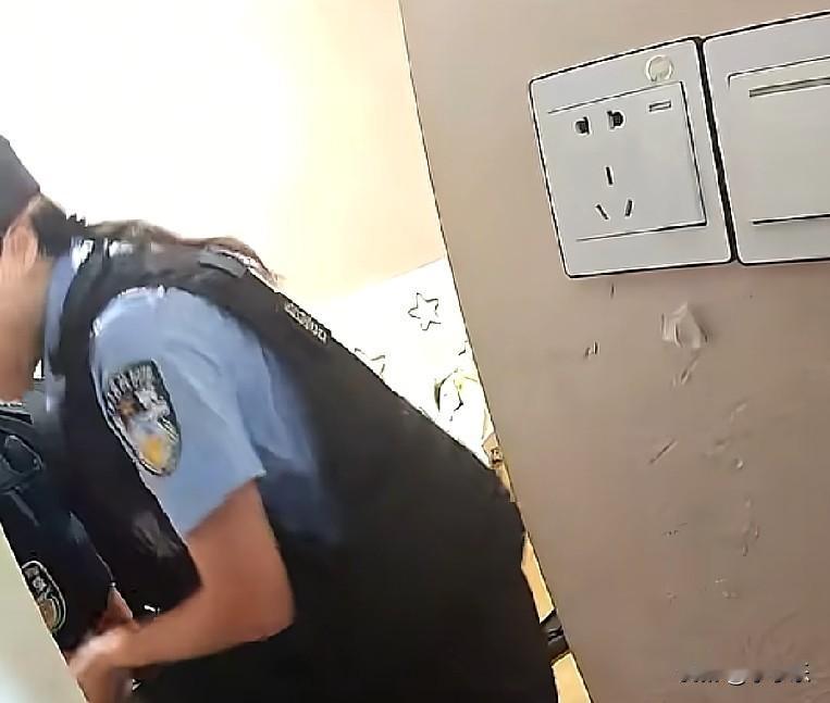 近日，宁波镇海招宝山派出所接到一位母亲报警求助，称自己女儿反锁在房间里，疑似被骗
