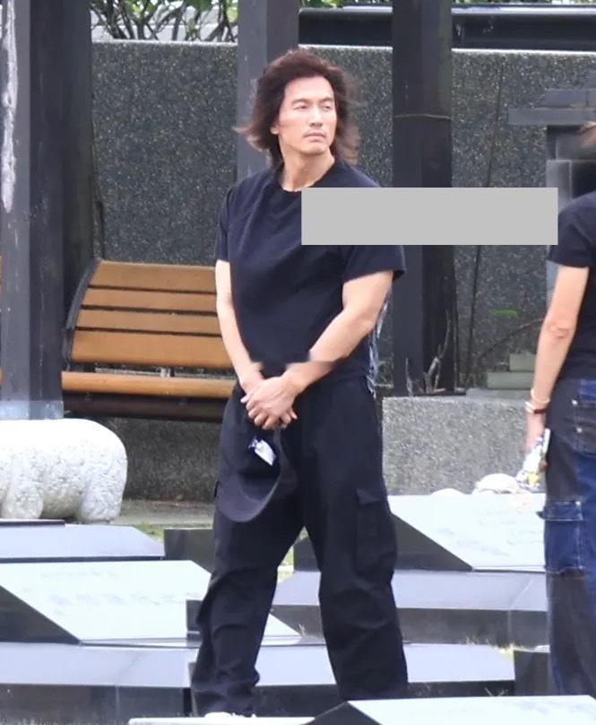 言承旭金宝山看大S台媒拍到言承旭前往金宝山玫瑰园看望大S的墓碑👇​​​