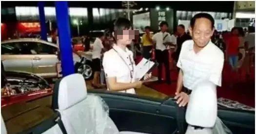 2008年，袁隆平参加车展时被一辆68.8万的敞篷车吸引，忍不住摸了一把。就这么