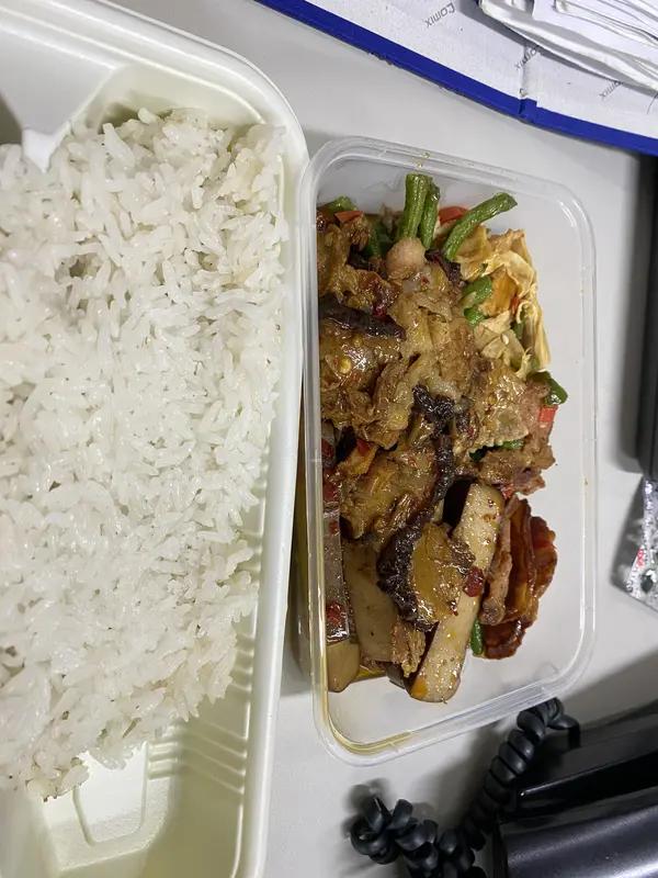 4个上海老人坐火车去九寨沟，自带两荤两素，40元列车盒饭少人问津8月18日，四