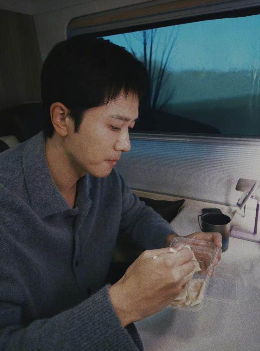 好久不见的彭冠英，今天无意间刷到了他，还是那么帅啊……一看到他，就想起了玫瑰