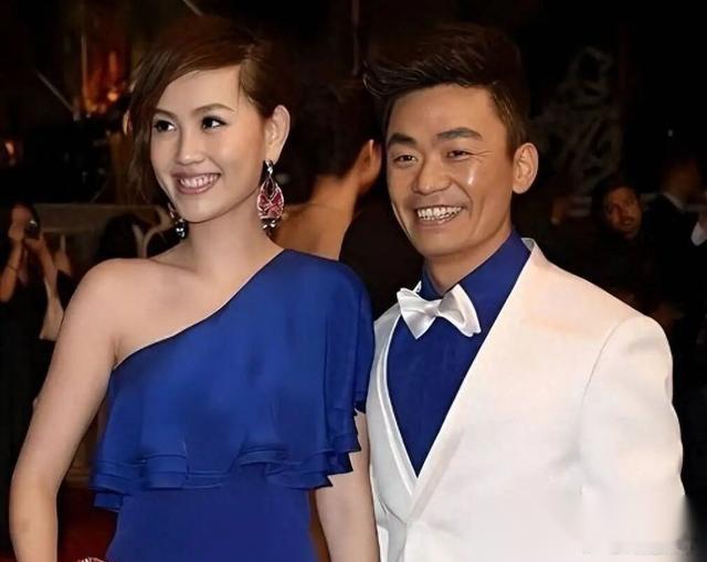 王宝强身边这个女人，真不简单。当年他母亲葬礼，冯清直接披麻戴孝，以儿媳身份忙