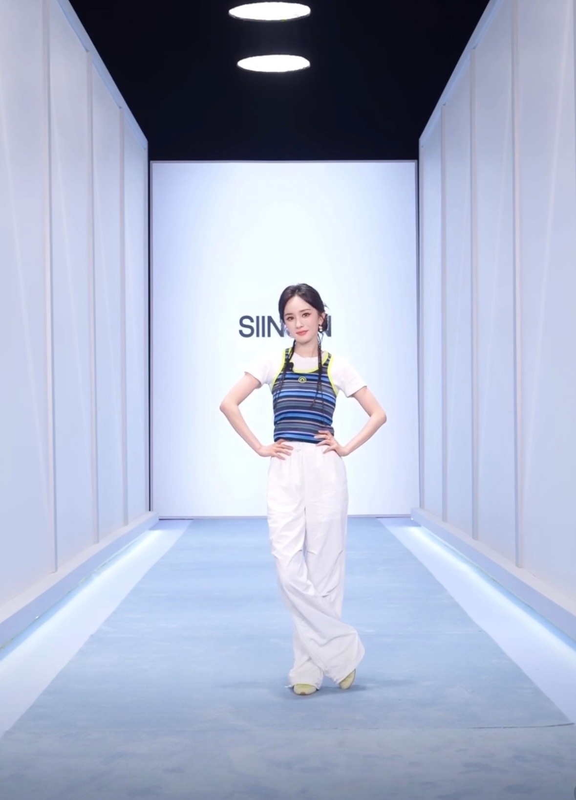 杨幂siinsiin全球品牌代言人夏天当然要穿伞裤啊两条更划算