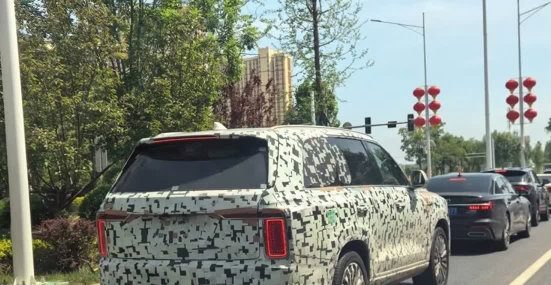 长城汽车又有新车路试了，也不知道这是什么定位的车，难不成是蓝山的进阶版？最近