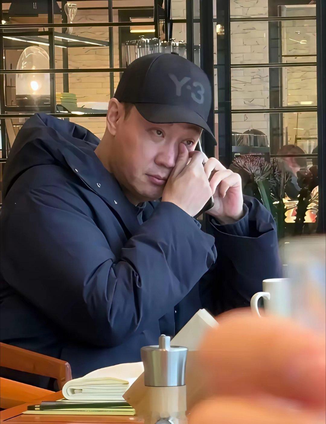 辛柏青没有了朱媛媛，独坐小酌，形影虽孤，神色却淡。慢烹香茗，浅斟低饮，举手投足皆